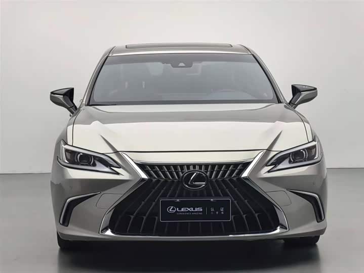 Фото 2 - Lexus ES