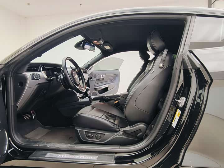 Фото 8 - Ford Mustang