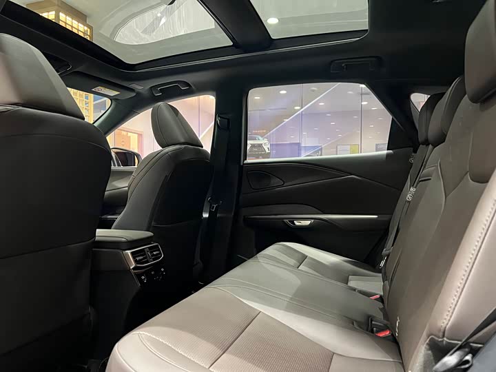 Фото 12 - Lexus RX