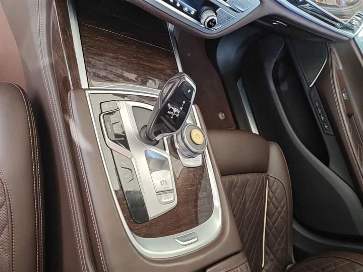 Фото 10 - BMW 7 Series