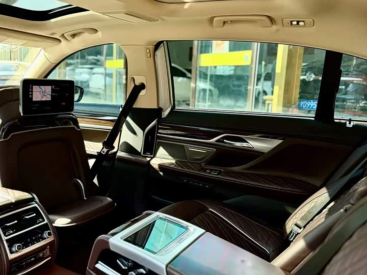 Фото 11 - BMW 7 Series