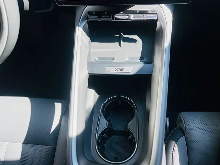 Фото 13 - Zeekr 007 GT