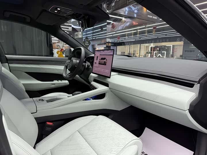 Фото 14 - Zeekr 001