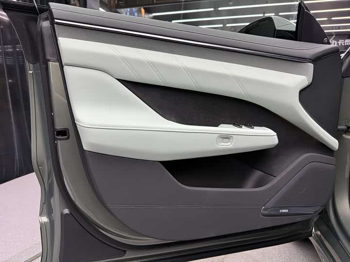 Фото 16 - Zeekr 001