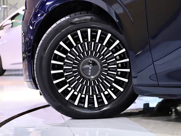 Фото 10 - Zeekr 009