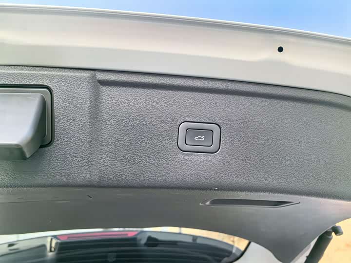 Фото 17 - Hongqi HS5