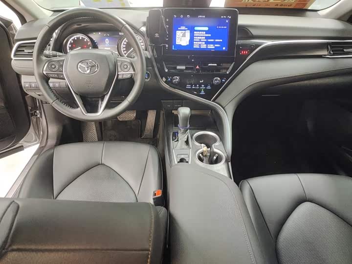 Фото 10 - Toyota Camry