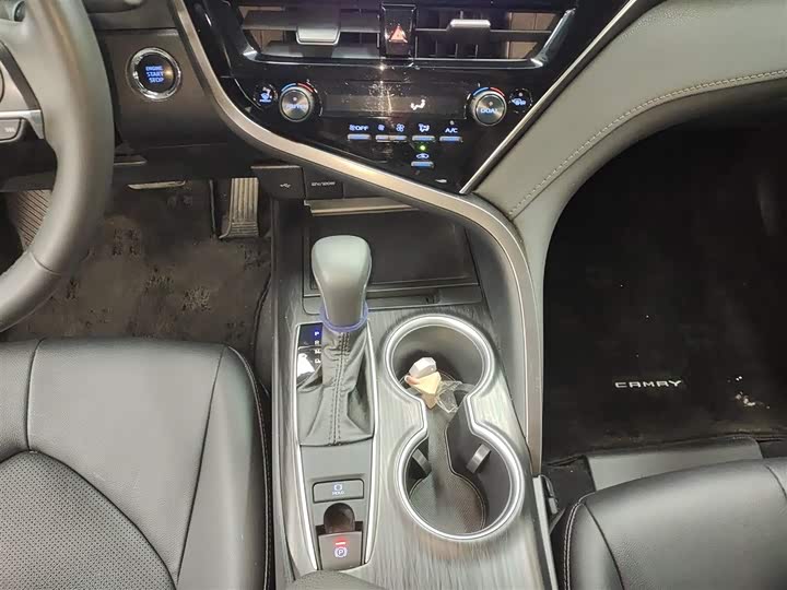 Фото 14 - Toyota Camry