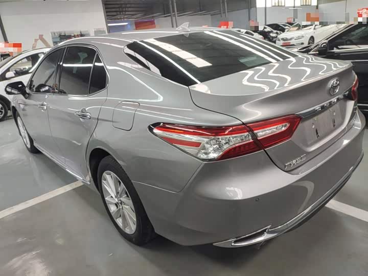 Фото 5 - Toyota Camry