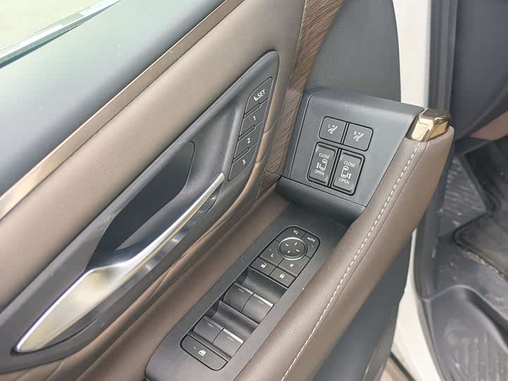 Фото 5 - Toyota Vellfire