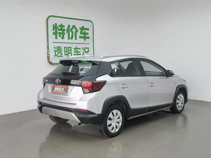 Фото 2 - Toyota Yaris L Hatchback