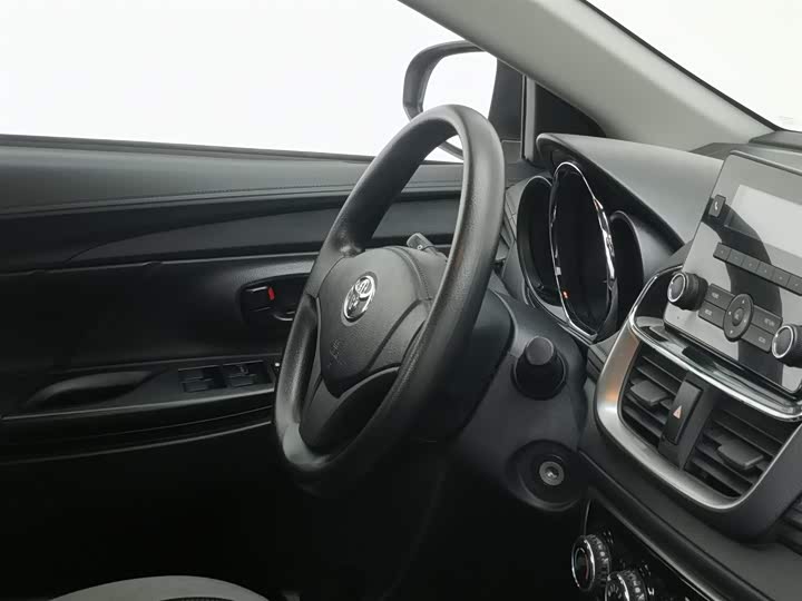 Фото 22 - Toyota Yaris L Hatchback