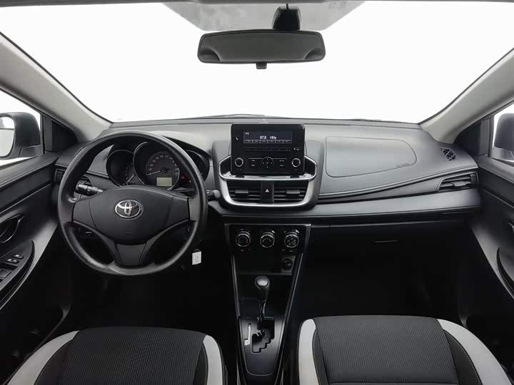 Фото 5 - Toyota Yaris L Hatchback