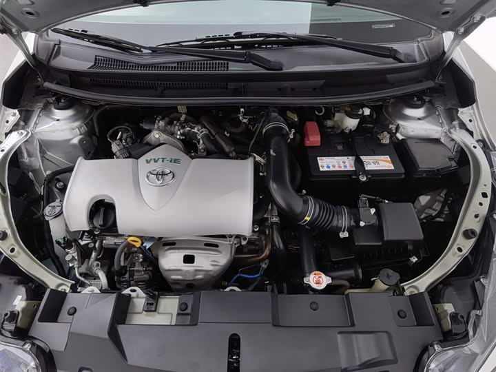 Фото 6 - Toyota Yaris L Hatchback