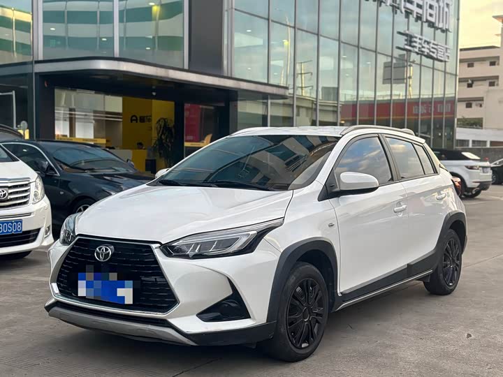 Фото 1 - Toyota Yaris L Hatchback