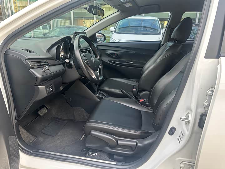 Фото 3 - Toyota Yaris L Hatchback