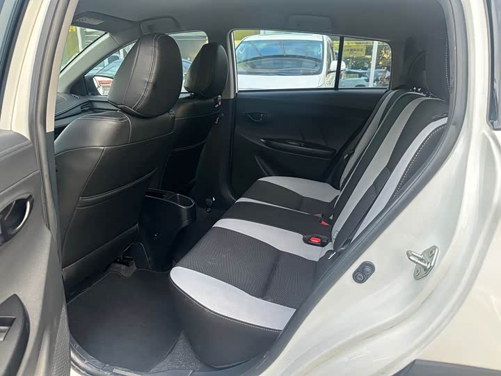 Фото 4 - Toyota Yaris L Hatchback