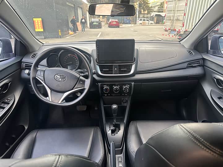 Фото 5 - Toyota Yaris L Hatchback