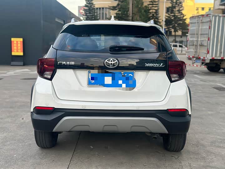 Фото 6 - Toyota Yaris L Hatchback