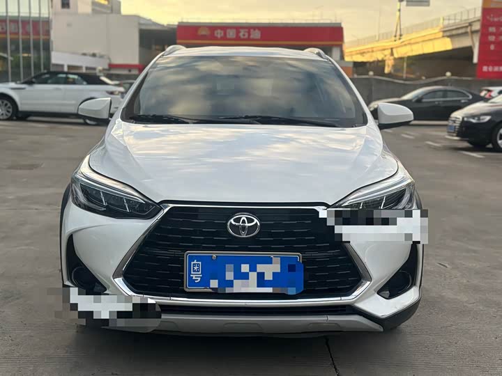 Фото 8 - Toyota Yaris L Hatchback