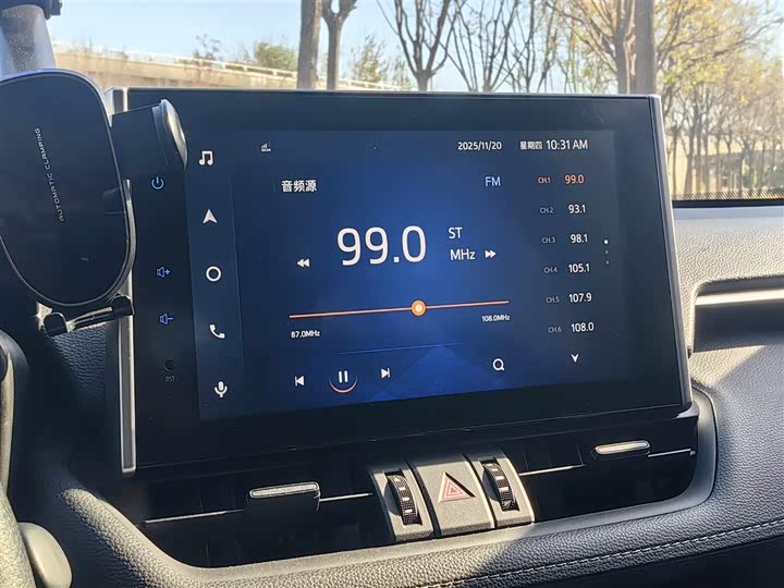 Фото 11 - Toyota RAV4