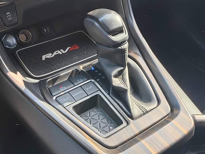 Фото 12 - Toyota RAV4