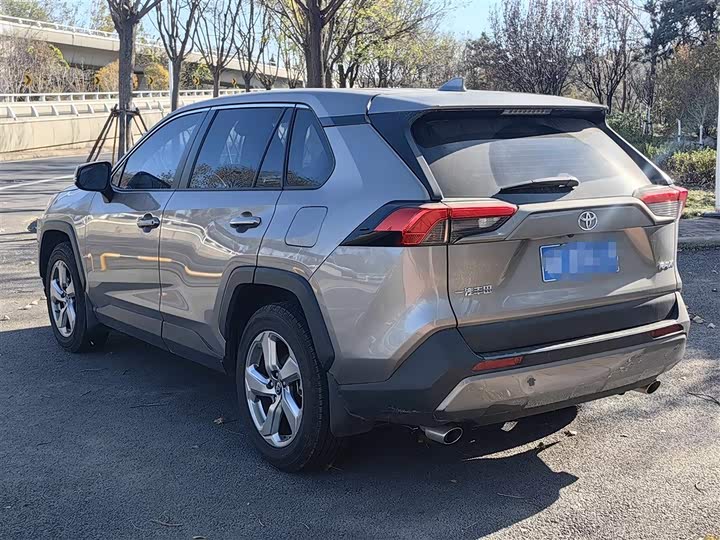 Фото 5 - Toyota RAV4