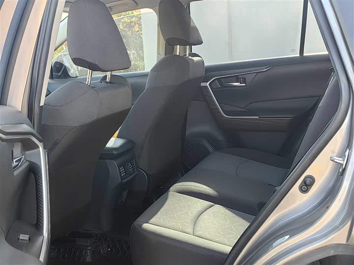 Фото 8 - Toyota RAV4