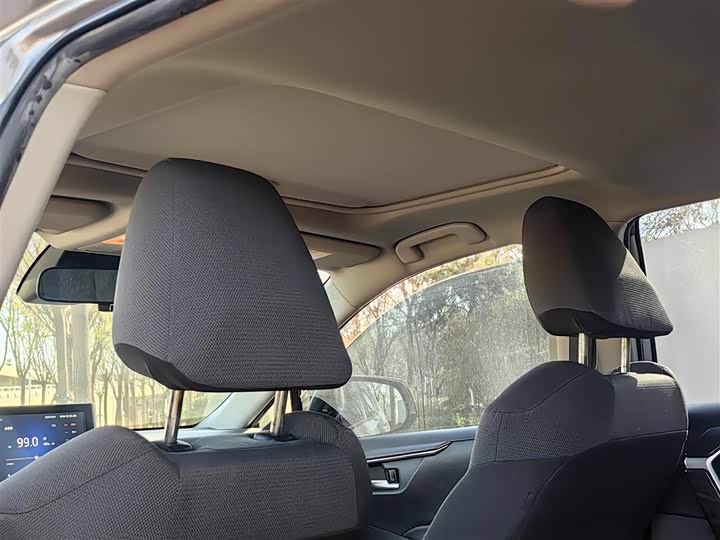 Фото 9 - Toyota RAV4