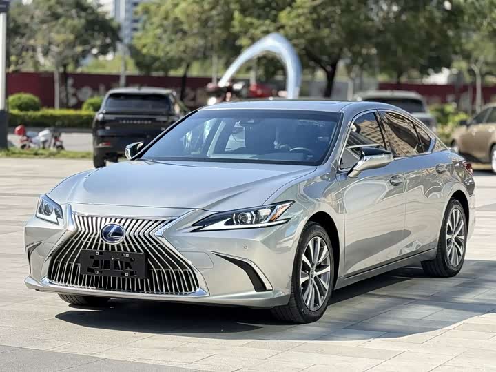 Фото 1 - Lexus ES