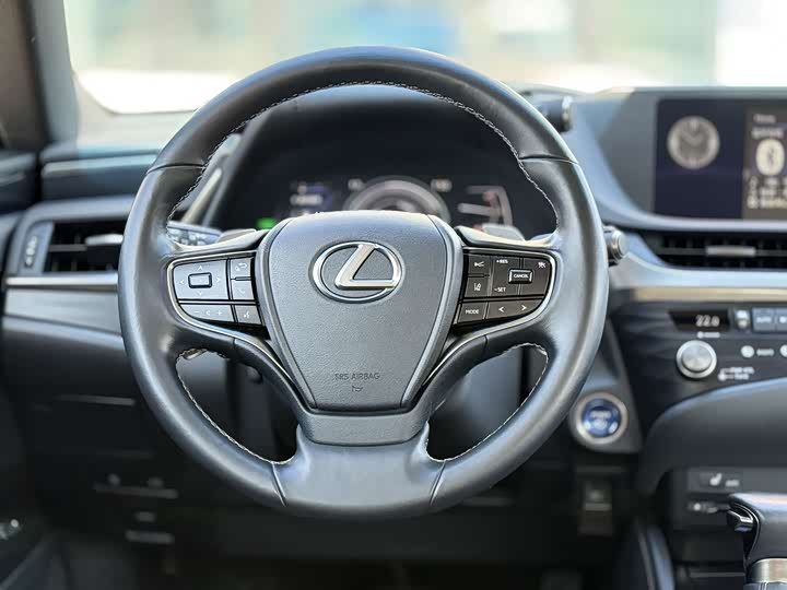 Фото 10 - Lexus ES