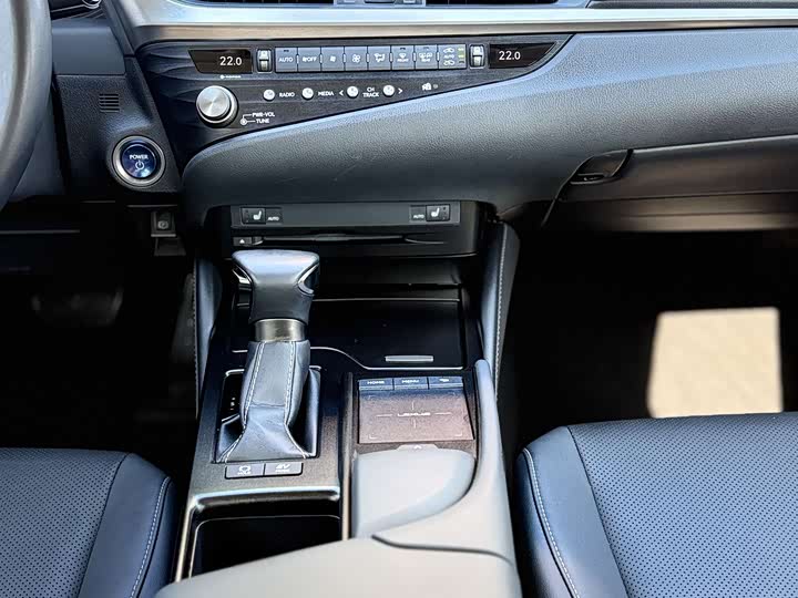 Фото 12 - Lexus ES