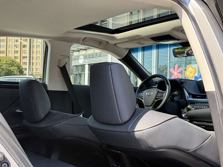 Фото 16 - Lexus ES