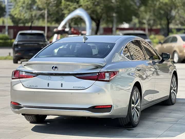 Фото 3 - Lexus ES