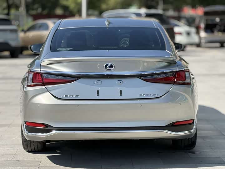 Фото 4 - Lexus ES