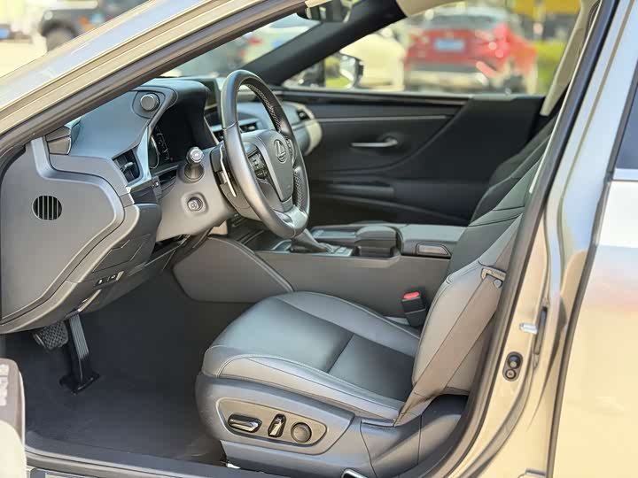 Фото 5 - Lexus ES