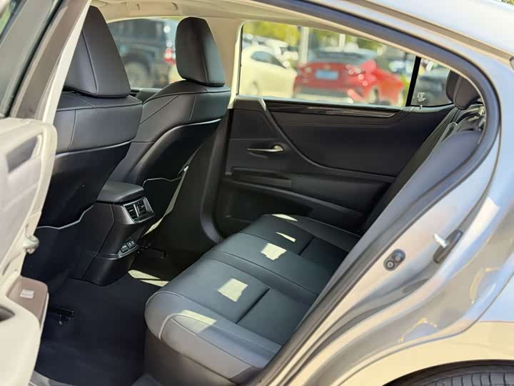 Фото 6 - Lexus ES