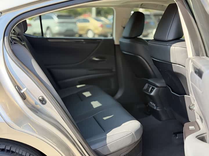 Фото 7 - Lexus ES