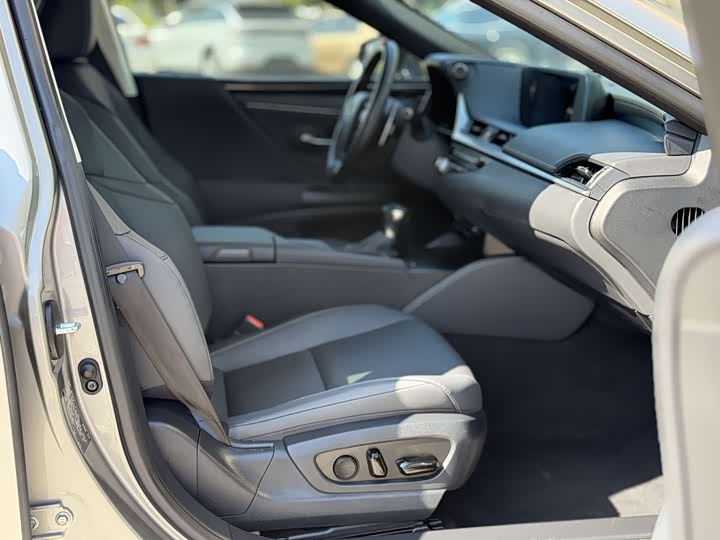 Фото 8 - Lexus ES