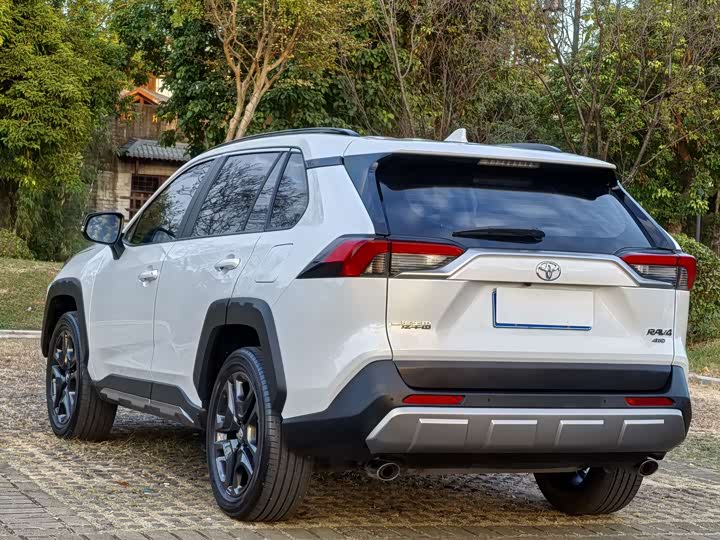 Фото 10 - Toyota RAV4