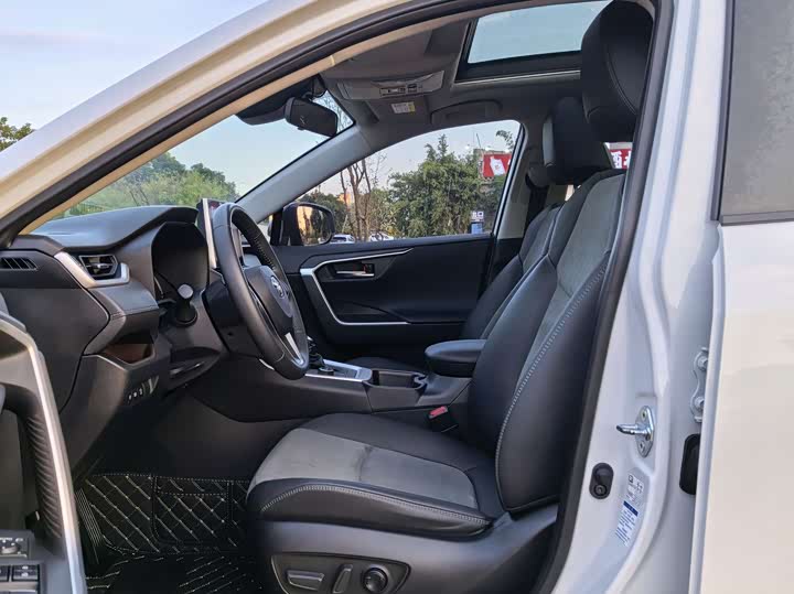 Фото 5 - Toyota RAV4