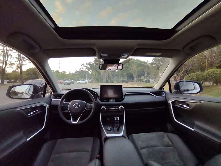 Фото 6 - Toyota RAV4