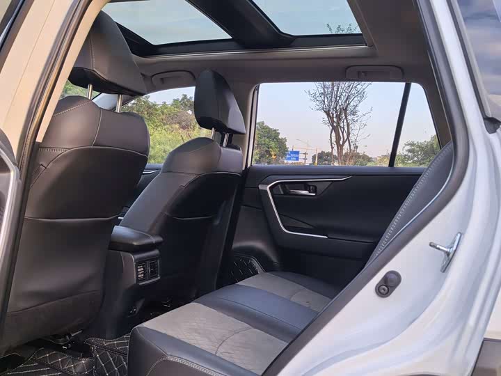 Фото 7 - Toyota RAV4