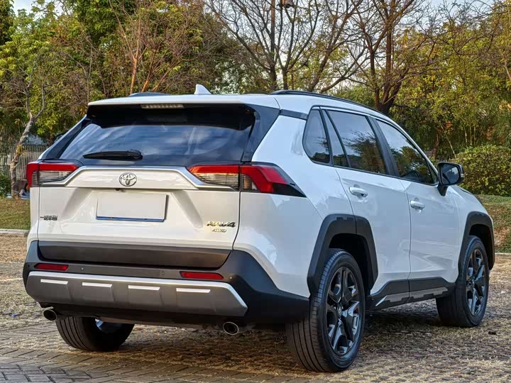 Фото 8 - Toyota RAV4