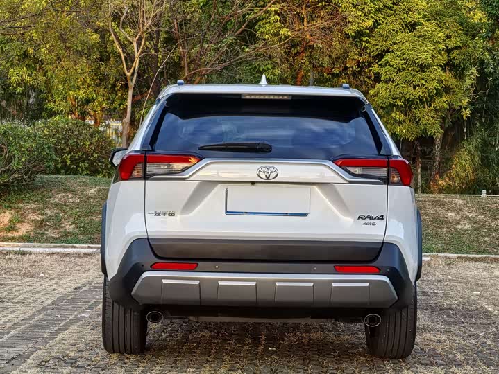 Фото 9 - Toyota RAV4