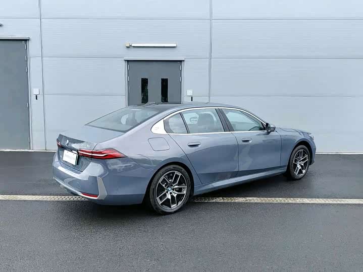 Фото 12 - BMW i5