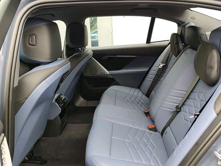 Фото 14 - BMW i5