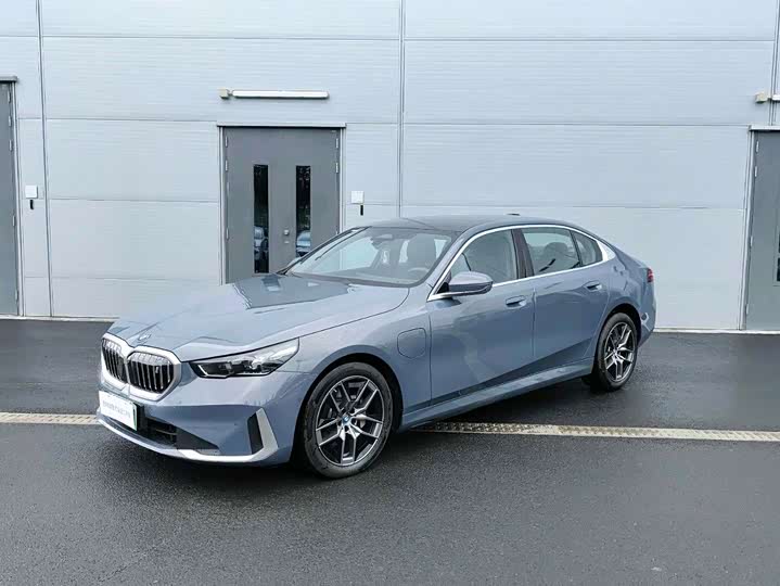 Фото 2 - BMW i5