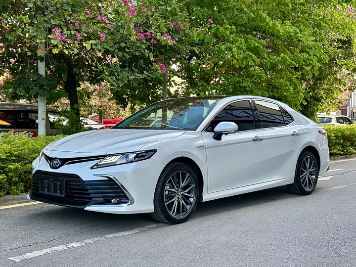 Фото 1 - Toyota Camry