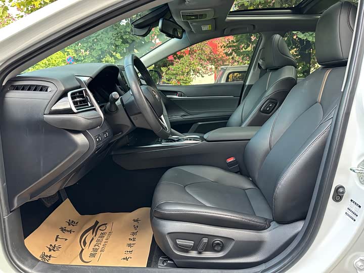 Фото 10 - Toyota Camry